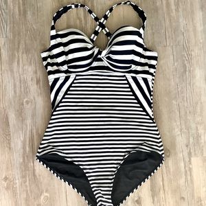 Torrid Swimsuit Underwire Padded Bra Black/White Stripe Size 0 (12/Large)